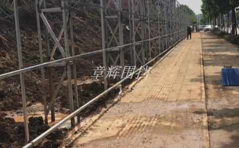 金屬圍擋是否需要工程師進行評估和設計？